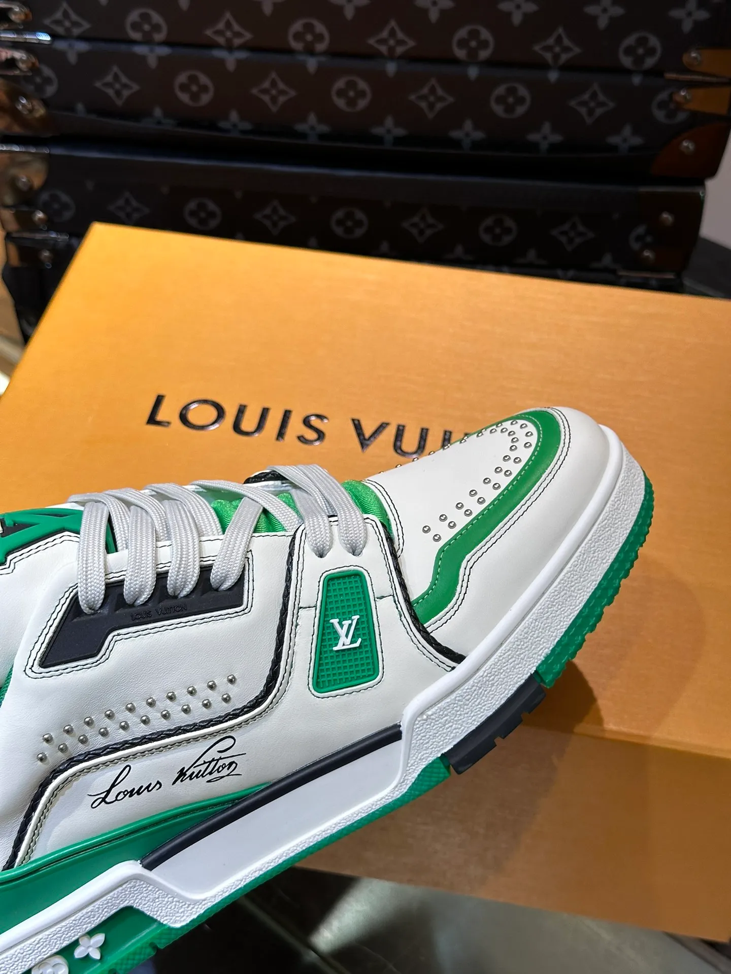 LV P840 men's sneakers, new colors, this LV Trainer sneaker is made of grained calf leather in colorful tones, with rivet decoration on the upper and handwritten Louis Vuitton logo on the side, which contrasts with the western-style Vuitton logo on the rear. The original construction was designed by Virgil Abloh and is inspired by vintage basketball shoes. Continuing the complex upper, the rubber-injected rubber outsole continues the iconic elements, with LV letters on the tongue and sides, Vuitton logo on the rear, Monogram flowers on the outsole, handwritten Louis Vuitton logo on the side, and standard insoles to continue the comfort experience. Comes with original box and complete packaging. Size: 38-46.